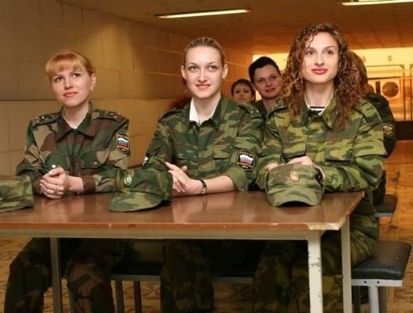Обучение и инструктаж: Женщины могут быть выбраны на руководящие должности, например, для обучения будущих солдат физической подготовке или боевым навыкам.
