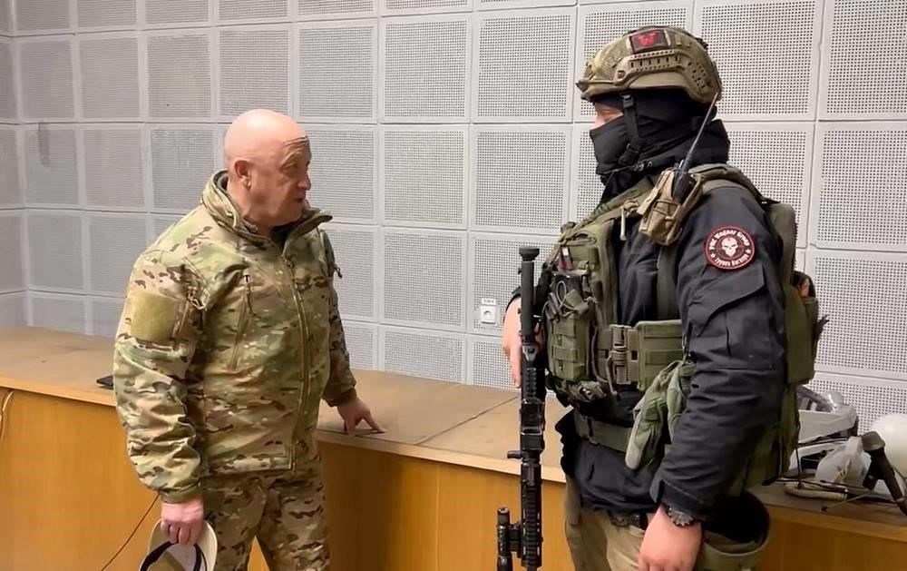 Военизированные формирования - Организованы для проведения операций, похожих на военные, хотя официально не входят в состав вооруженных сил.