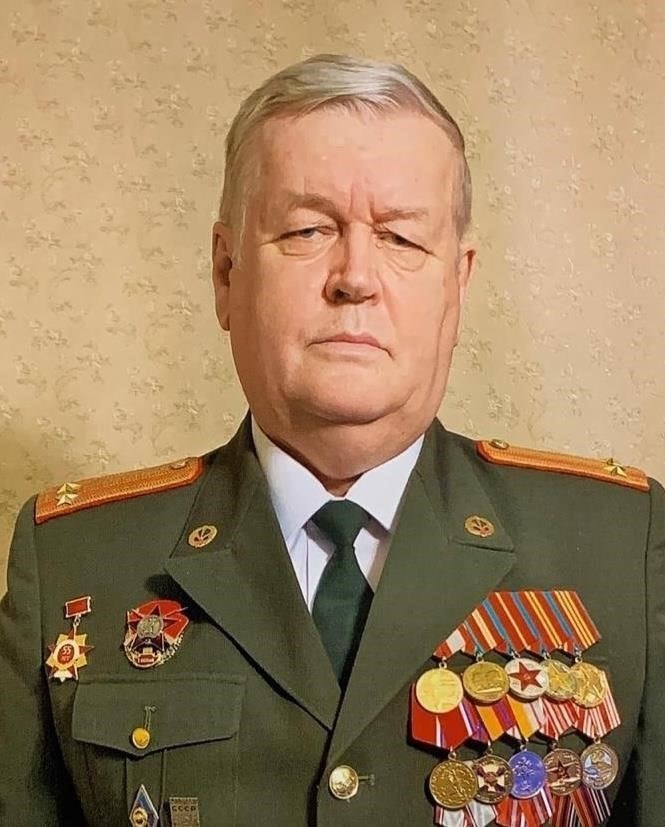 Абитуриентам из таких регионов, как Саратовская область и другие субъекты Российской Федерации, желающим поступить на военную службу, предстоит пройти несколько этапов. Вначале сотрудники военкомата изучат все документы и подтвердят обоснованность желания кандидата служить. Затем они оценят физическую и психологическую готовность, как правило, путем медицинского обследования и собеседования, которое проводят специалисты в этой области. Во время собеседования рекрутер сосредоточится на понимании мотивации человека и способности взять на себя обязательства по прохождению службы, которая может длиться до одного года.