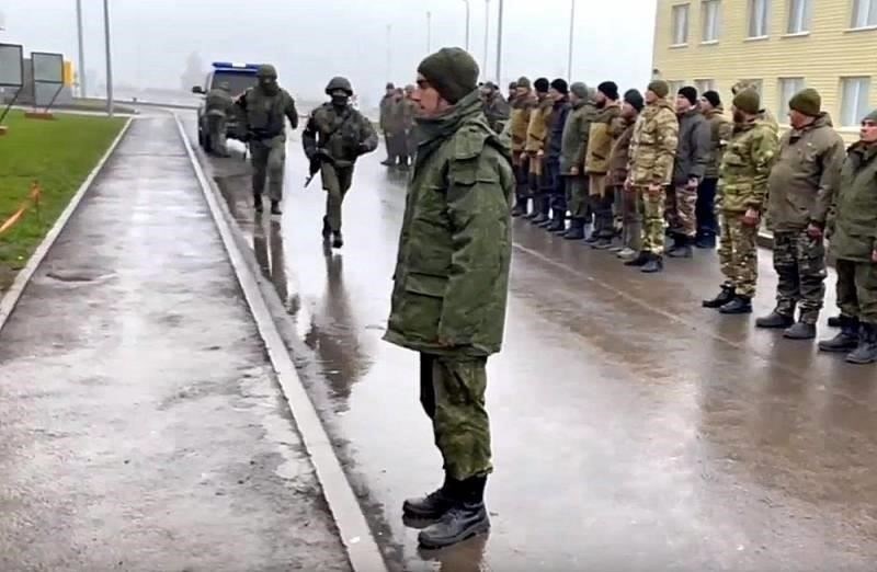 Армия, как правило, проявляет большую гибкость, предлагая отказ от призыва в отношении более широкого круга правонарушений, особенно тех, которые были совершены более пяти лет назад. Однако тяжкие уголовные преступления, особенно с применением насилия, могут привести к полной дисквалификации. В морской пехоте и ВМФ, как правило, более строгие требования, и шансов получить исключение меньше. Для обоих родов войск важными факторами при определении соответствия требованиям являются тип правонарушения и срок, прошедший с момента осуждения.