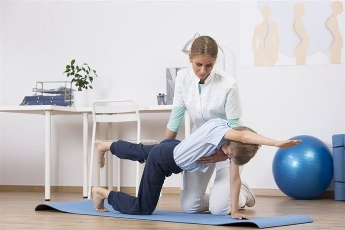 Как выглядит позвоночник в норме и при искривлениях 1 степени?