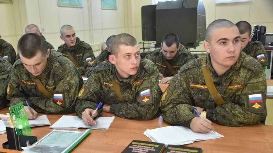 Чтобы получить должность дрессировщика или инструктора, необходимо соответствовать определенным военным требованиям. Эти должности конкурентоспособны, и спрос на высококвалифицированных специалистов постоянно растет. В некоторых случаях может потребоваться предыдущая военная служба. В зависимости от вашего опыта вы можете подать заявку на участие в программах подготовки кинологических кадров, предлагаемых военными.