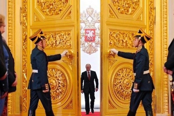 Где Владимир Путин служил в артиллерии и получил звание лейтенанта