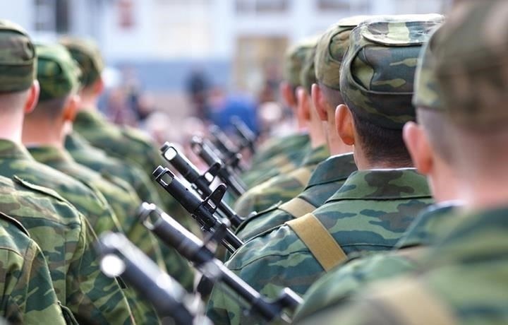 Является ли травма, полученная солдатом вне военного объекта, нарушением служебных обязанностей?