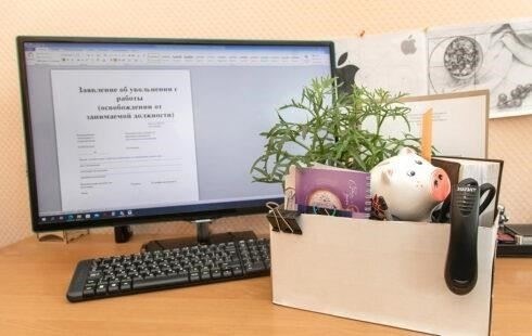 Кабинет ПК в корпусе 4 оборудован современной техникой с выделенным рабочим местом, что делает его удобным для тех, кому необходимо решить рабочие вопросы и проблемы во время визита. Комната оборудована персональным компьютером (ПК) для использования гостями, что обеспечивает доступ к интернету и средствам коммуникации. В номере также имеется удобный письменный стол, идеально подходящий для решения личных или профессиональных задач.