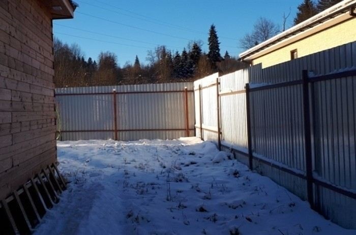 Что важно учитывать при оценке соблюдения строительных норм для забора?