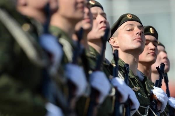 Кандидаты в 45-й полк должны соответствовать определенным требованиям, чтобы быть допущенными к службе. Кандидаты должны быть гражданами России в возрасте от 18 до 35 лет. Обязательным условием является физическая подготовка и хорошее здоровье, при этом особое внимание уделяется прохождению строгих медицинских осмотров. Все кандидаты должны иметь как минимум диплом о среднем образовании или его эквивалент. Лицам с высшим образованием также рекомендуется подавать заявки, так как они могут быть рассмотрены на продвинутые роли в полку.