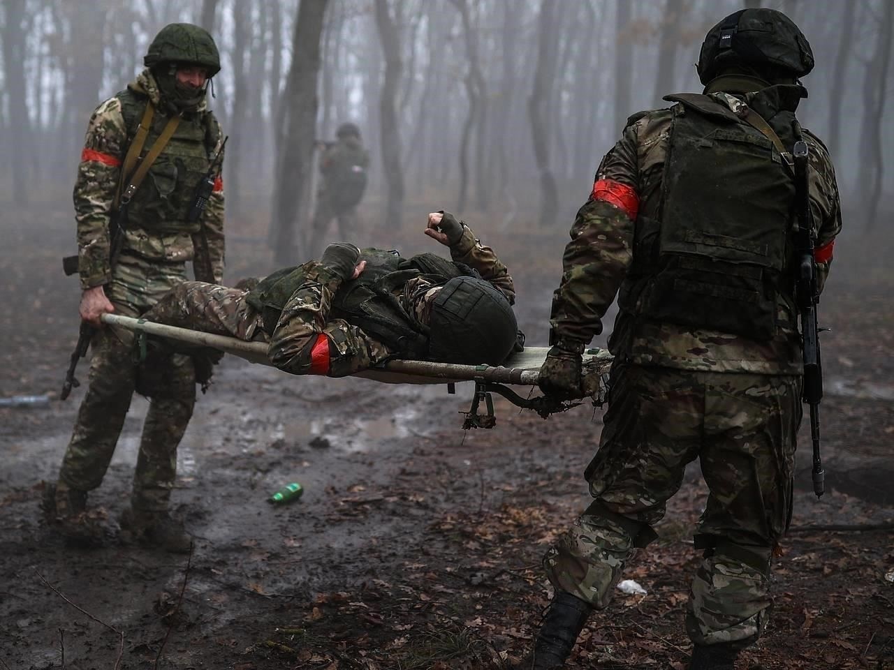 Когда военнослужащие получают ранения в ходе боевых действий, быстрая и эффективная эвакуация является важнейшим фактором, обеспечивающим выживание и выздоровление. Протоколы эвакуации должны соответствовать строгим правилам, чтобы оптимизировать оказание помощи и свести к минимуму дальнейший вред. Эти протоколы включают в себя своевременную оценку, правильную сортировку и быструю транспортировку, координируемую между различными системами здравоохранения в вооруженных силах. Каждое действие должно осуществляться в соответствии с принципом оказания помощи в соответствии с установленными медицинскими стандартами и нормативными документами, регулирующими военные операции.