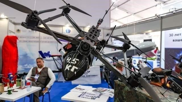 Кроме того, беспилотники играют важную роль в противодействии противотанковым управляемым ракетам (ПТУР) и артиллерии. Обнаруживая и нейтрализуя угрозы до того, как они достигнут критической брони, беспилотники служат системой раннего предупреждения. Ускоренное применение гиперскоростного оружия, такого как ракета «Циркон», в сочетании с беспилотной разведкой обеспечивает новый уровень точности в наступательных операциях. Синергия между беспилотными летательными аппаратами и тяжелыми танками стала краеугольным камнем современных боевых стратегий.