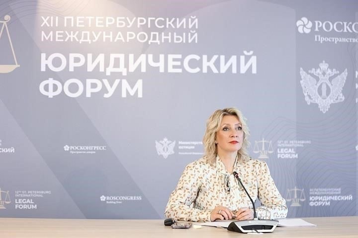 Кроме того, ООН добивается расширения этого права через свои резолюции и различные органы. Например, в 1998 году Комиссия ООН по правам человека приняла резолюцию, призывающую государства обеспечить защиту лиц, отказывающихся от военной службы по соображениям совести, в соответствии с национальным законодательством, что подкрепляет более широкие обязательства в области прав человека.