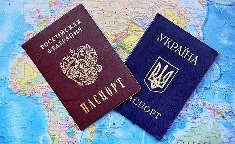 Лица, имеющие как украинский, так и российский паспорт, по закону обязаны служить в украинских вооруженных силах, если они отвечают критериям возраста и состояния здоровья. Правительство не признает двойное гражданство таким образом, чтобы освободить граждан от военной службы, даже если у них есть российский паспорт. Эксперты и юридические консультанты подчеркивают, что эти граждане обязаны выполнять приказы о призыве, если они не освобождены от службы на законных основаниях.
