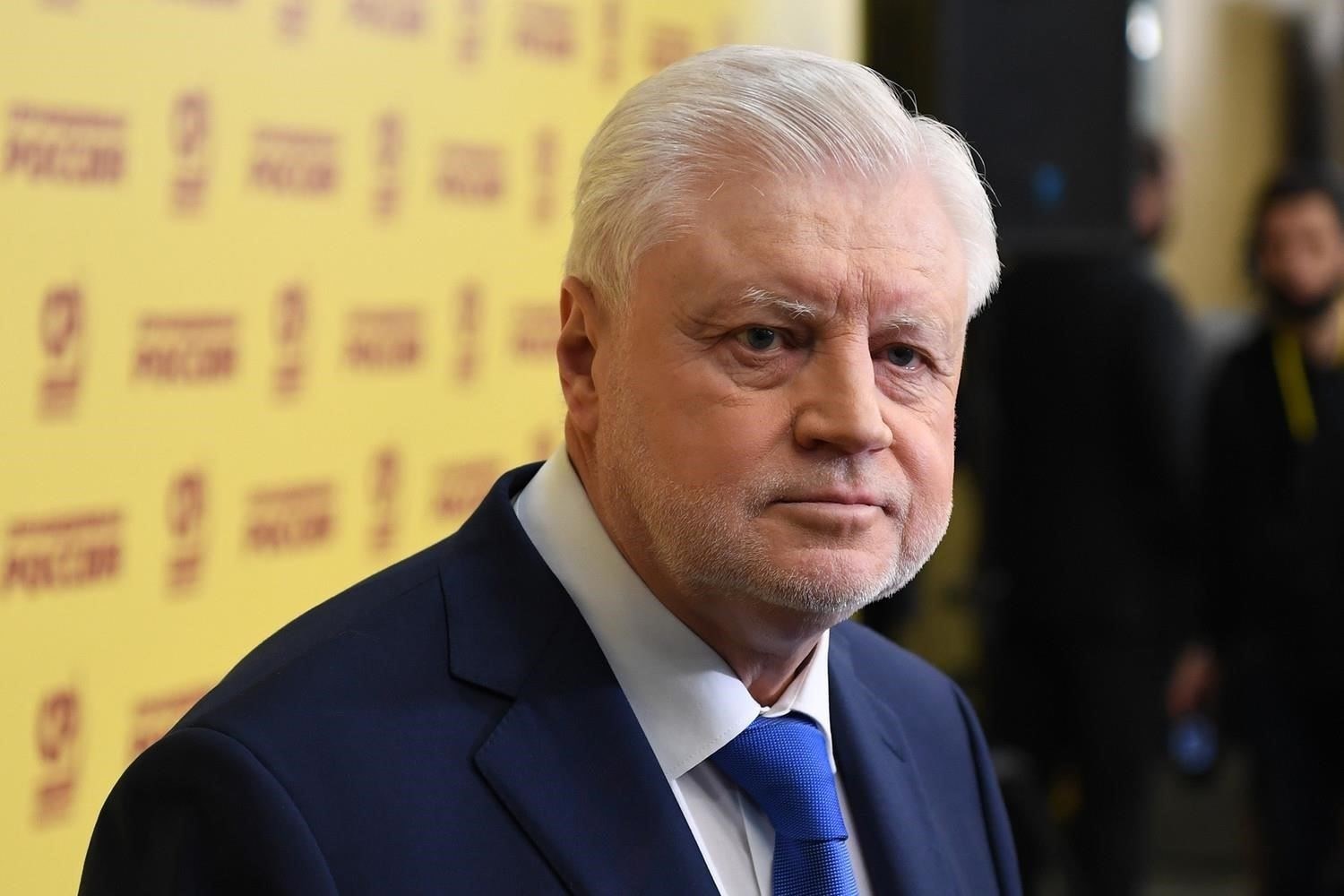 Миронов решил оставить документы у себя до завершения нового контракта, сославшись на административные причины. Однако, согласно военному протоколу, командиры не имеют права удерживать документы солдат без веских на то оснований. Возможно, на решение Миронова повлияла необходимость проведения проверки, но без четких юридических оснований для удержания удостоверений его действия могут быть расценены как незаконные.