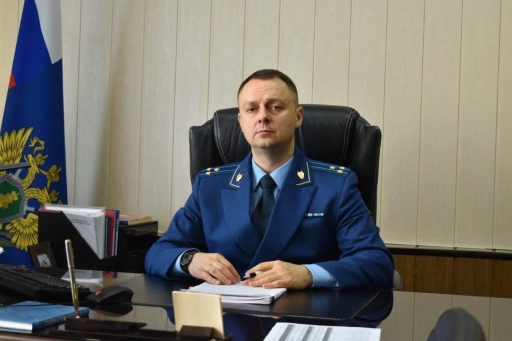 На военных прокуроров Сибирского округа возложена задача по надзору за исполнением военного законодательства и обеспечению его соблюдения в вооруженных силах. В обязанности прокуратуры входит: