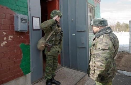 Ответственность каждого военнослужащего определяется его ролью, которая напрямую влияет на повседневную работу. В каждом роде войск существуют определенные классификации, которые определяют обязанности военнослужащего. Например, солдат с технической классификацией занимается обслуживанием средств связи, в то время как военнослужащие боевых подразделений занимаются непосредственной борьбой с угрозами. Эти задачи не являются произвольными, они необходимы для выполнения конституционно закрепленной обязанности защищать государство и его граждан. Солдаты должны быть готовы адаптировать свои навыки к различным задачам, чтобы военные действия были точными и эффективными для защиты страны.