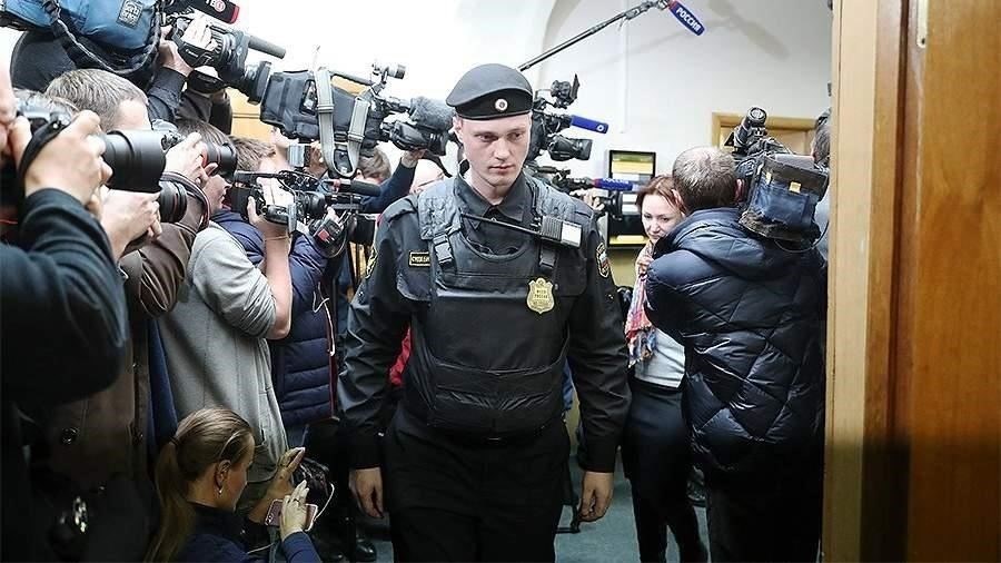 Пенсионеры из полиции, судебной системы и других государственных органов.