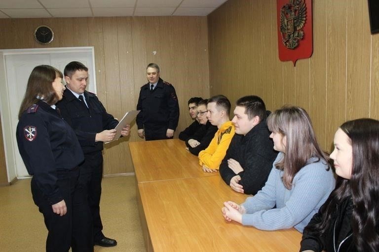 Под руководством волонтерских центров университетские участники постоянно занимаются сбором различных предметов первой необходимости, от продуктов питания и медикаментов до предметов личной гигиены. Эти усилия не единичны, они представляют собой постоянную солидарность с теми, кто защищает страну. Студенты из самых разных учебных заведений, включая такие престижные вузы, как Государственный университет, участвуют в этой инициативе, внося ощутимый вклад в общее дело.