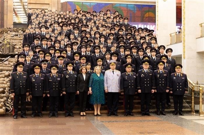 Какие изменения в форме и званиях происходят после получения звания офицера?