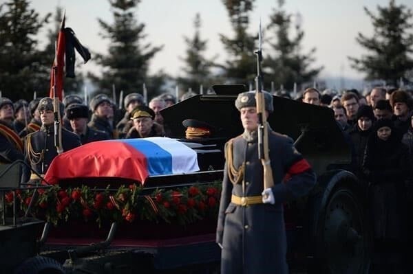 Понимание традиции оружейных салютов на военных похоронах