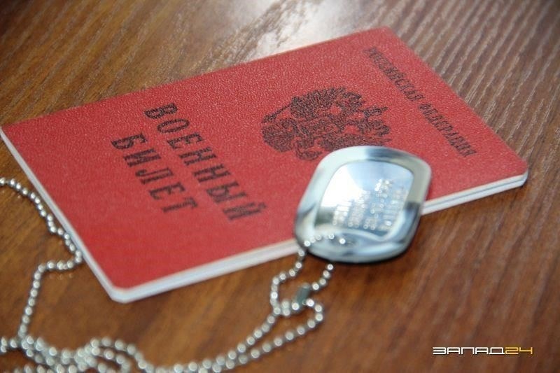 Поправки, внесенные 24 июля 2024 года (N 215-ФЗ), вносят ряд существенных изменений в существующую систему, регулирующую вопросы призыва и прохождения военной службы в России. Эти изменения напрямую влияют на порядок призыва, заключения контрактов, увольнения и исполнения обязанностей в рядах вооруженных сил.
