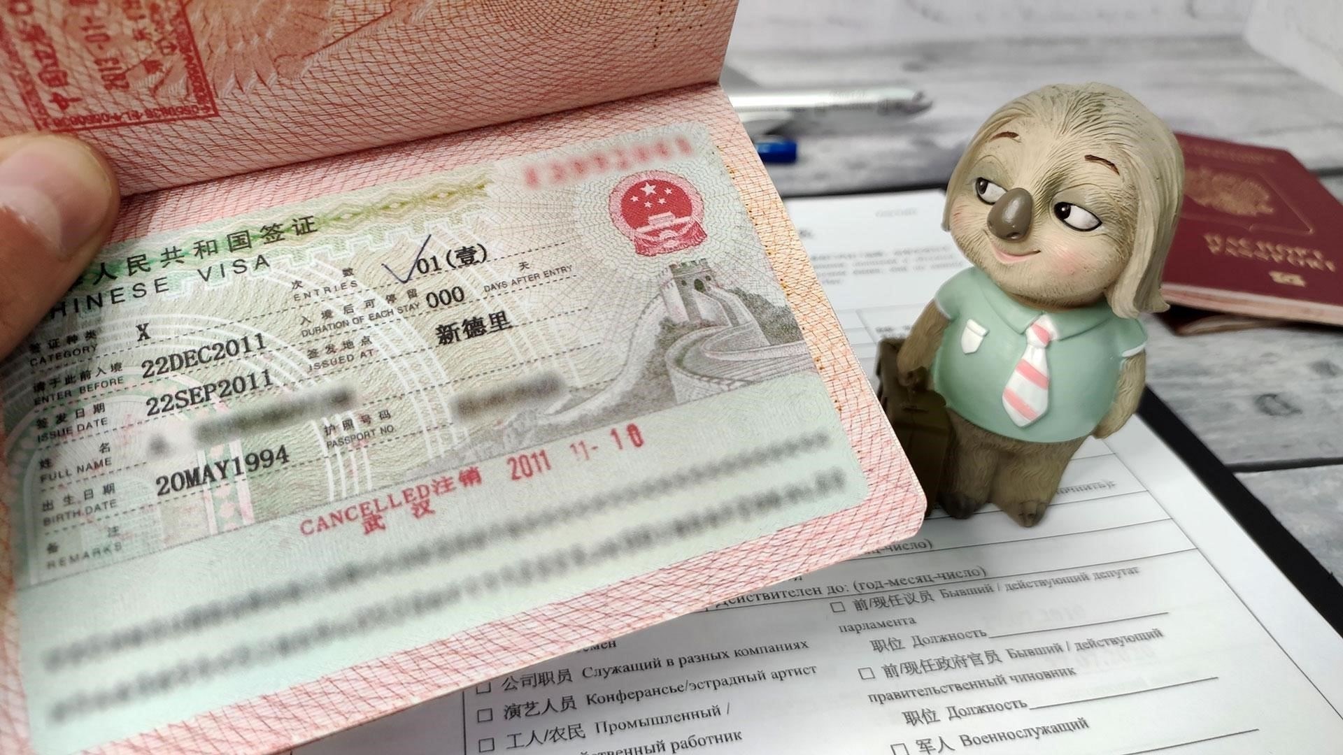 После подачи банк обработает документ для регистрации. В случае возникновения каких-либо проблем или задержек рекомендуется обращаться непосредственно в банк. Если возникнут вопросы относительно правильности или достаточности документов, может потребоваться юридическая поддержка. Убедитесь, что доверенность обновлена в случае изменения личной ситуации или платежных реквизитов получателя пенсии.