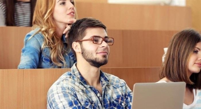 Почему Минобрнауки признает право на отпуск дипломированных специалистов, а суды - нет?