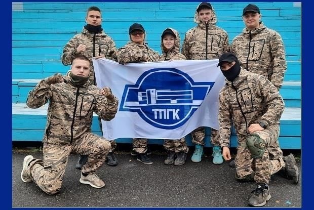 При поступлении на службу новобранцы проходят тщательную ознакомительную программу. Она включает в себя интенсивную физическую подготовку и целевые технические курсы, направленные на повышение их способности работать под давлением. Помимо стандартной военной подготовки, призывники проходят специализированные курсы, которые проводятся в различных местах, например, в Самаре, и направлены на получение знаний в области охранных операций и систем связи, необходимых для их будущей службы.
