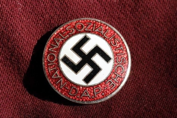 Как экономические кризисы 1930-х годов повлияли на общественную поддержку войны?