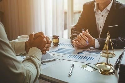 Принцип государственной тайны распространяется на всех сотрудников правительственных органов, включая служащих и подрядчиков, которые обязаны следовать строгим протоколам. Регулярные проверки и анализ секретной информации обеспечивают сохранение степени защиты и соответствие требованиям национальной безопасности. Несоблюдение этих правил рассматривается со всей строгостью, чтобы сохранить целостность системы.