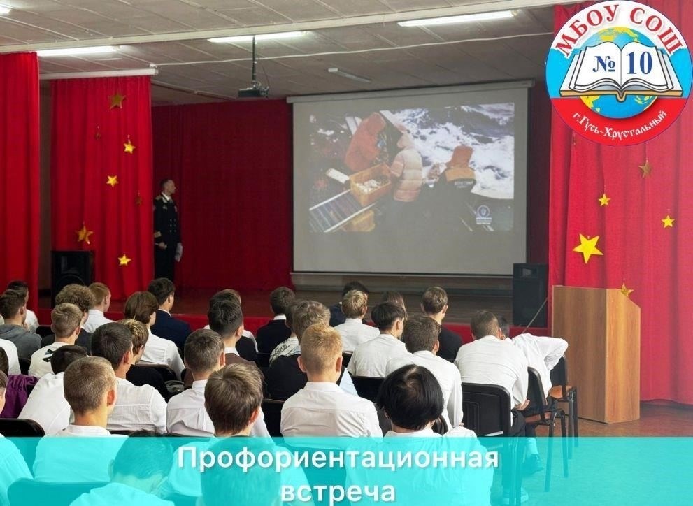 Приоритетное внимание в ФСБ уделяется обучению и профессиональному развитию, где сотрудникам предоставляется доступ к передовым образовательным ресурсам, включая литературу по военным вопросам и вопросам безопасности, а также курсы, направленные на повышение их оперативной эффективности. Эти инициативы способствуют постоянному личностному и профессиональному развитию, позволяя сотрудникам расширять свои компетенции и продвигаться по службе в организации.
