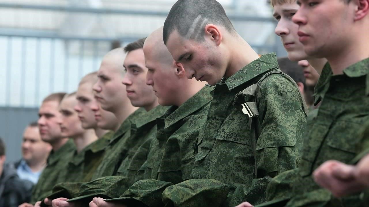 Призыв официально начнется в начале апреля 2025 года и продлится до конца июня. В это время все желающие должны явиться на призывные пункты для прохождения процедуры. Точные даты будут зависеть от региона, но все необходимые объявления будут сделаны к середине марта 2025 года.