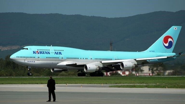 Путешествие из Нью-Йорка в Сеул на борту Korean Air - это сочетание комфорта, уединения и первоклассного обслуживания. Авиакомпания предлагает престижный Первый класс, известный своими индивидуальными предложениями, включающими частные люксы, оборудованные полностью раскладными кроватями, просторными местами для хранения вещей и передовыми развлекательными системами. Пассажиры наслаждаются изысканными блюдами из меню, часто приготовленного всемирно известными шеф-поварами, и обширным выбором вин и шампанского. Каждая деталь тщательно продумана, чтобы удовлетворить высокие ожидания путешественников класса люкс.