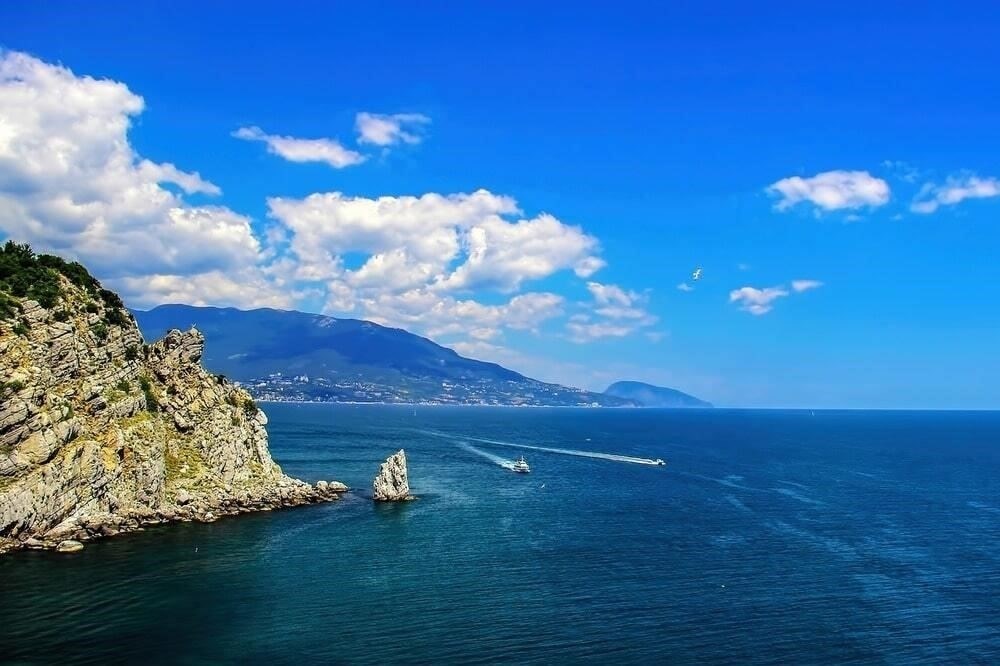 Расположенная между горами и морем, Алушта известна своей живописной природой. В регионе много пешеходных троп и ботанических садов. Удачное расположение предлагает прекрасные возможности для отдыха, наслаждаясь видами окружающих вершин и морского побережья. Он хорошо подходит для тех, кто хочет уехать из оживленных туристических центров и насладиться природной красотой полуострова.