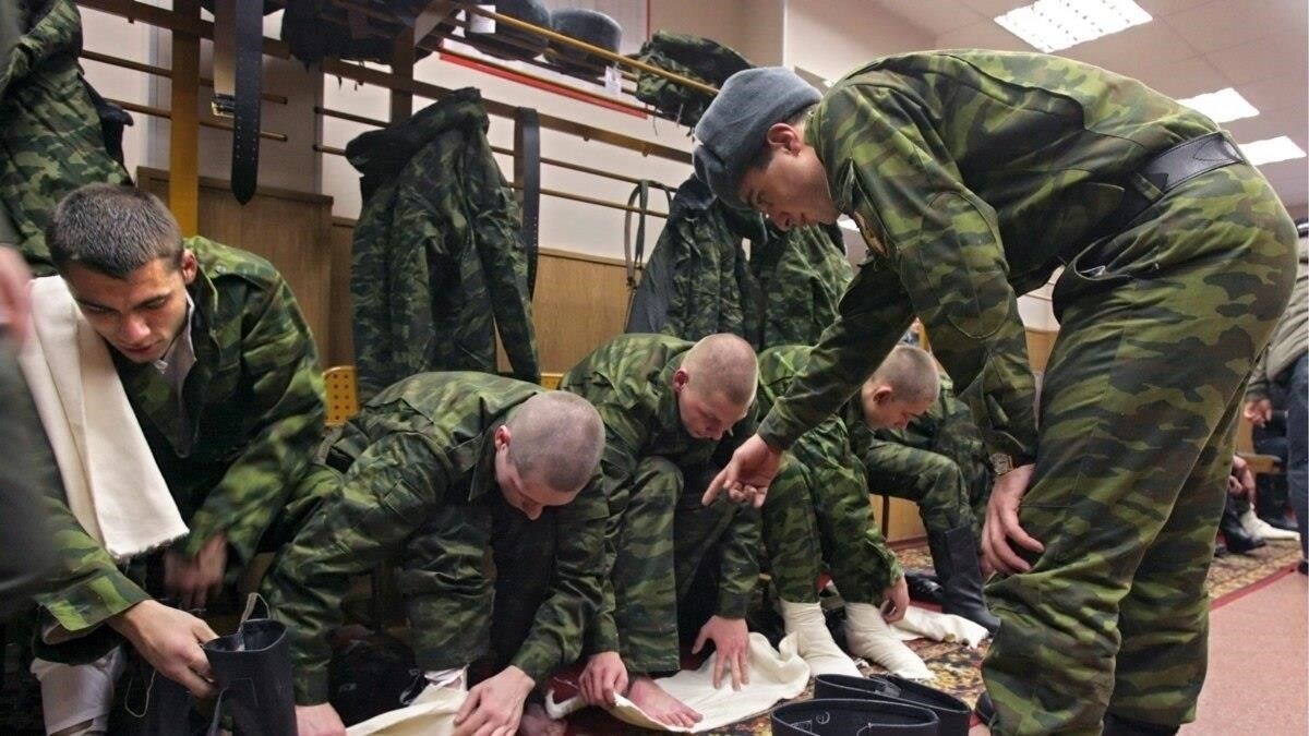 Роль призывной армии в формировании характера: Взгляд ПореченковаПо словам актера, служба в армии оказала глубокое влияние на его личностное развитие. Время службы в армии стало переломным моментом в его жизни и дало множество уроков, которые определили его дальнейший путь. Суровые условия службы в армии научили его дисциплине и стойкости, которые он ежедневно применяет как в карьере, так и в личных делах. «Армия заставила меня адаптироваться, лучше понять себя и дала мне прочный фундамент для тех испытаний, с которыми я столкнусь в будущем», - поделился он в одном из интервью.