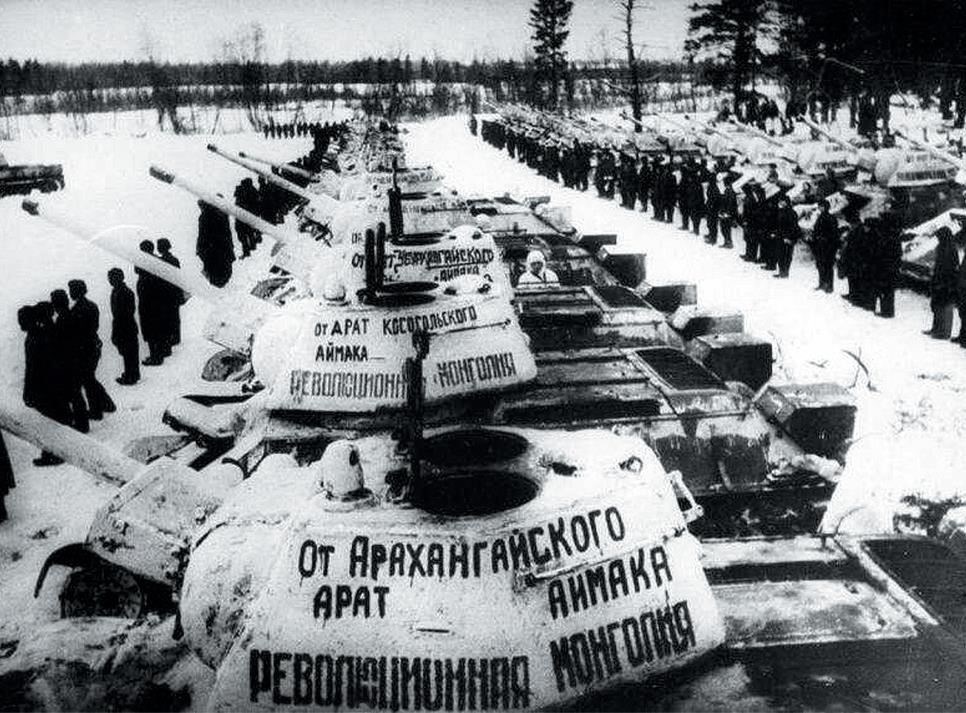 Советско-монгольское партнерство во время Второй мировой войны, особенно в плане военной помощи и стратегического позиционирования, часто упускалось из виду в исторических повествованиях. Несмотря на критически важную поддержку, включая передачу военных товаров, оружия и тысяч лошадей, масштаб и значение этого сотрудничества остаются практически неосвещенными за пределами специализированных исследований. Причина этого кроется в сочетании советских и международных политических факторов, а также в той незначительной роли, которую Монголия играла в более широком глобальном конфликте.