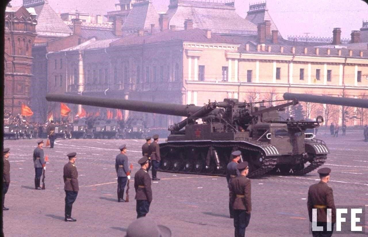 В 1960-х годах военные внедрили передовые методы в артиллерийскую и танковую подготовку. Молодых новобранцев учили управлять сложной техникой, в том числе артиллерией и танками, что требовало точности и координации. Военные эксперты, такие как сотрудники ИТАР-ТАСС, делали снимки этих учений, на которых были запечатлены солдаты во время боевых стрельб. Эти фотографии стали культовыми, иллюстрируя техническую и строгую природу советских методов обучения.