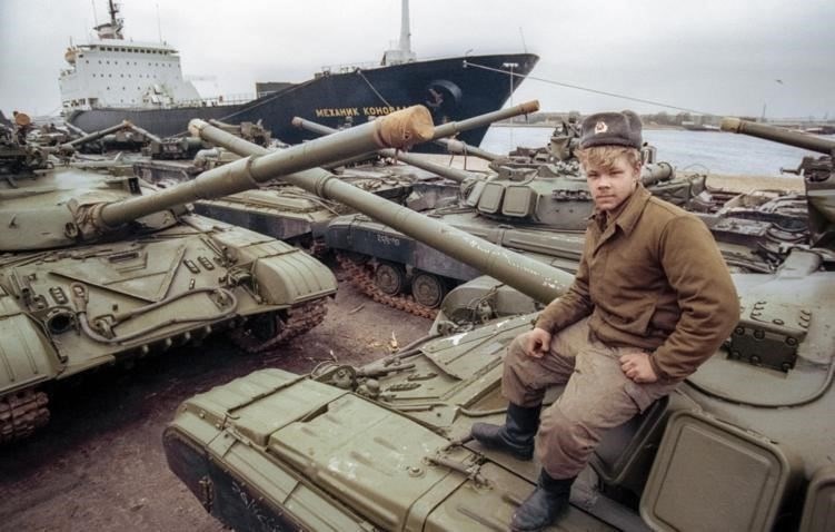В 1990-х годах распад СССР и последующее реформирование российских вооруженных сил изменили форму этих подразделений. Хотя их роль изменилась в соответствии с новыми геополитическими реалиями, способность формировать специализированные оперативные группы и интегрировать различные виды вооруженных сил под единым командованием стала решающей. Путь этих войск отражал более широкие изменения в российской военной структуре и подходах, адаптируясь к современным стратегиям ведения войны и сохраняя при этом историческое превосходство в тяжелых механизированных и моторизованных операциях.