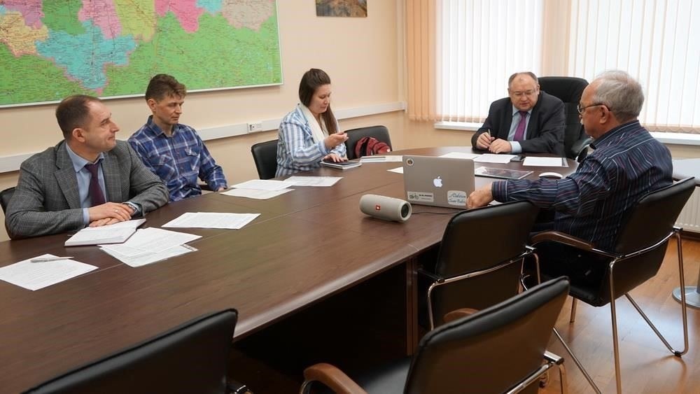В 2010 году Мухачев занимался сбором и анализом научных данных для ключевых проектов в Кирове.