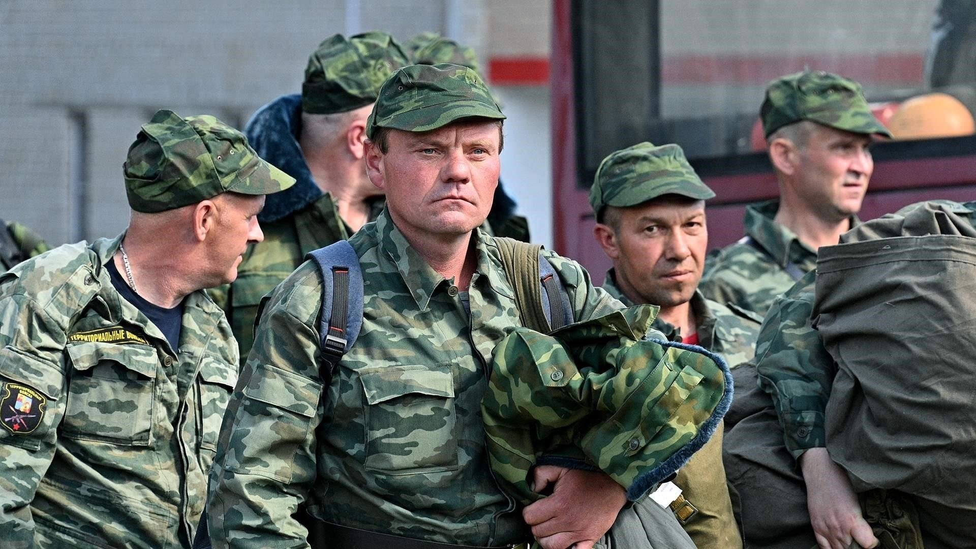 В контексте нового предложения правовые основания для призыва граждан на сборы зависят от их воинской роли, готовности и конкретной специальности военной подготовки. В тексте закона также прописаны условия, при которых может быть выдана повестка на такие учения, и указано, что такие действия необходимы для обеспечения национальной безопасности и обороноспособности страны.