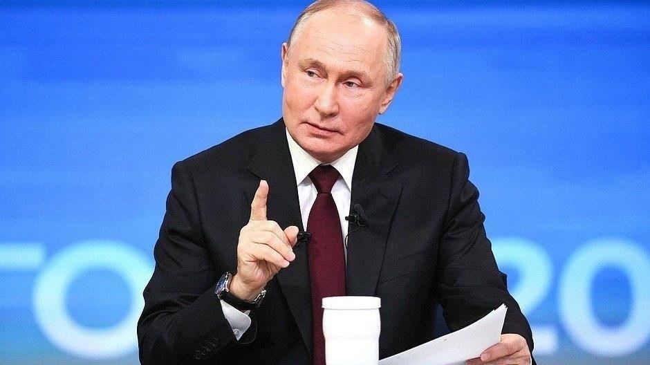 В некоторых случаях военные чиновники задаются вопросом, является ли выплата обязательной для всех сотрудников, особенно для тех, кто работает по специальным контрактам или выполняет обязанности вне обычного рабочего графика. Некоторые подразделения в Петропавловске-Камчатском, например, утверждают, что нет необходимости включать в список тех, кто не принимает непосредственного участия в выполнении оперативных задач. Такая трактовка может не соответствовать указу президента, который распространяется на всех гражданских служащих, работающих в государственных организациях, независимо от их обязанностей в конкретный день.