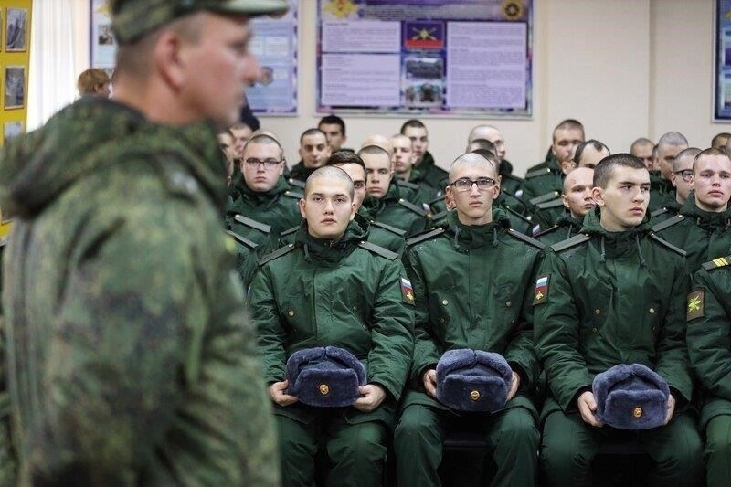 В рамках подготовки к военной службе призывники в Самаре проходят курсы вождения. Эти курсы позволяют получить практические навыки, необходимые для выполнения служебных обязанностей, и повышают общий потенциал призывника за время службы в армии. Цель курсов - подготовить призывников к выполнению транспортных обязанностей, которые являются неотъемлемой частью многих военных операций.