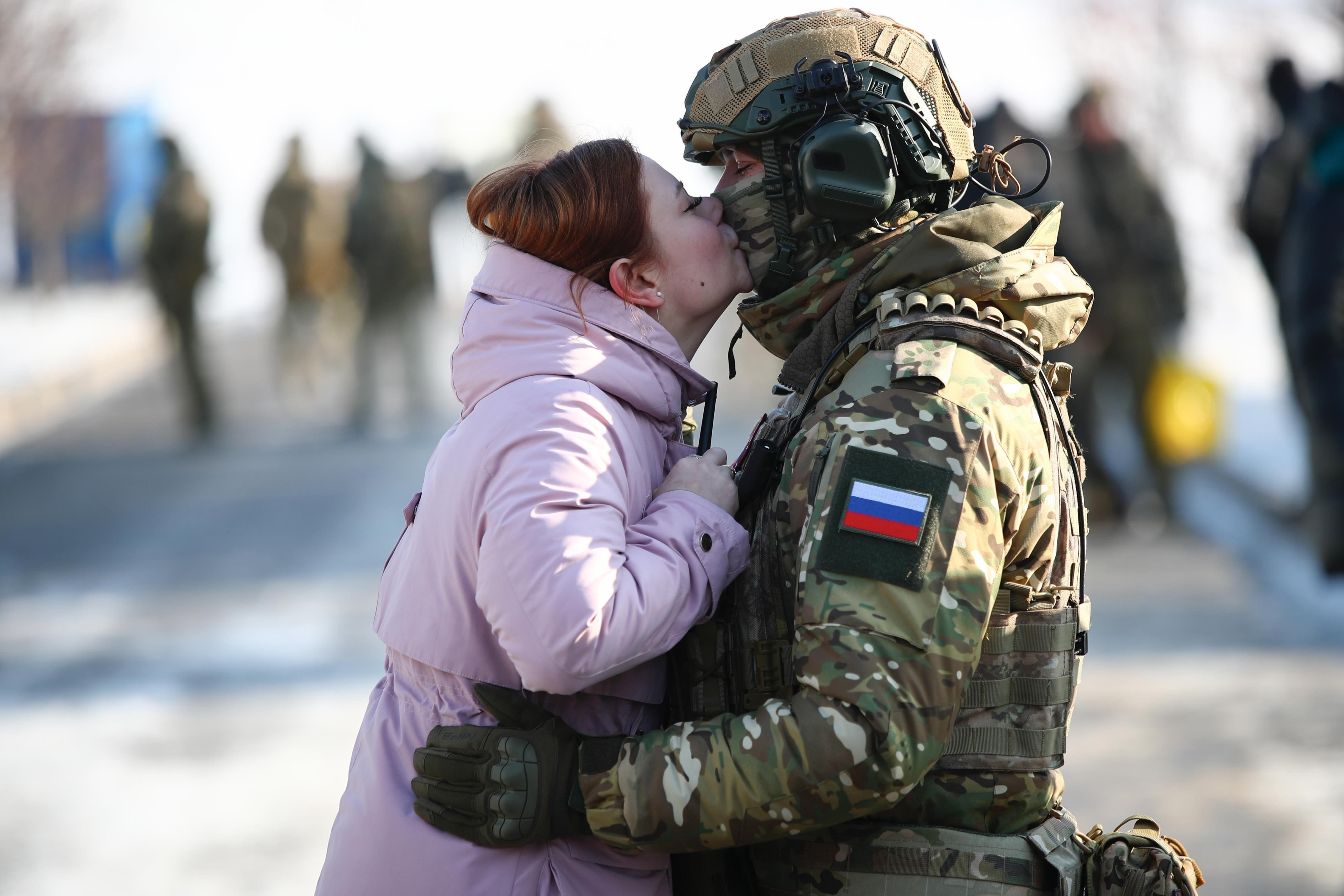 В военной среде специалистам, отвечающим за психическое здоровье, приходится решать несколько уникальных задач. Одной из главных проблем является высокая частота психологических травм среди солдат, особенно связанных с боевыми действиями. Сюда относятся такие заболевания, как посттравматическое стрессовое расстройство (ПТСР), которое может усугубляться интенсивностью переживаний на поле боя. Психологи, работающие в армии, играют важнейшую роль в решении этих проблем, однако они сталкиваются с многочисленными препятствиями при оказании адекватной помощи.