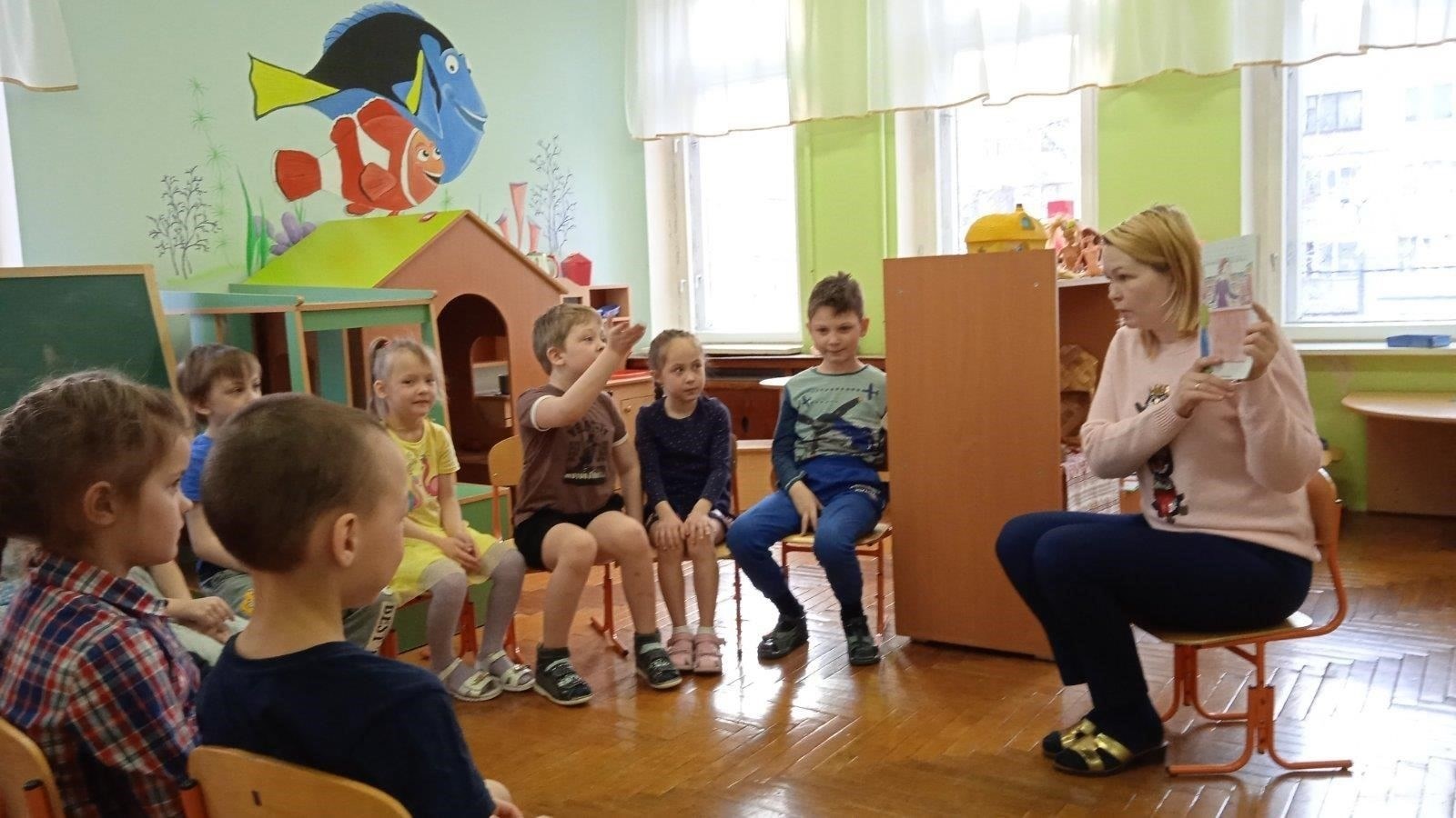 Во-вторых, для персонала, который будет работать на объекте, организуются занятия по пожарной безопасности. Эти занятия посвящены как экстренным процедурам, так и ежедневным оперативным мерам безопасности. Персонал также получает конкретные инструкции о том, как действовать в чрезвычайных ситуациях, связанных с пожаром, во время своей смены. Роль юридического консультанта часто является решающей при рассмотрении и подписании этих процедур, чтобы убедиться, что они соответствуют соответствующим законам.