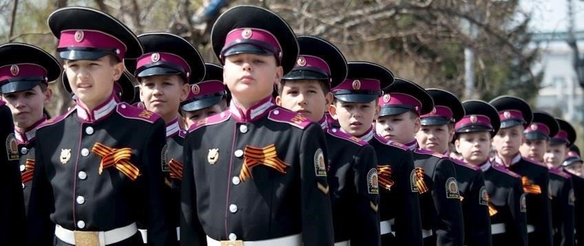 Военные пенсионеры защищены специальными законами, такими как правила Службы занятости и обучения ветеранов (VETS), которые гарантируют, что ветераны не будут подвергаться дискриминации на основании их военной службы. Кроме того, эти работники имеют определенные привилегии, связанные с сохранением рабочего места и правами на повторное трудоустройство в соответствии с Законом о трудоустройстве военнослужащих и правах на повторное трудоустройство (USERRA). Эти положения обеспечивают соблюдение их трудовых прав, включая право на возвращение на работу после военной службы и возможность участия в программах развития рабочей силы.