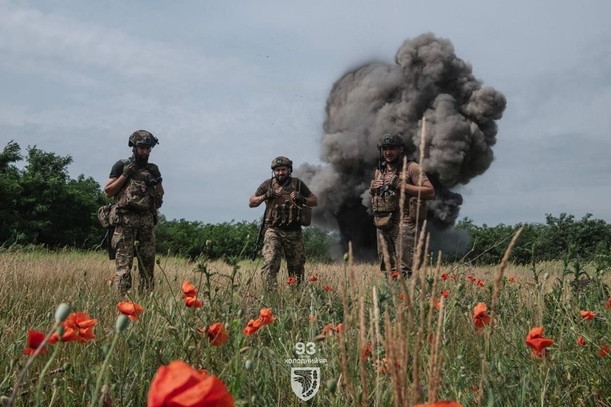 Военные водители часто размещаются в различных регионах, в том числе в отдаленных или стратегически важных районах, поэтому кандидаты должны быть готовы к тому, что их могут перевести в любой из 837 районов России. Эти задания могут включать как логистические перевозки, так и обслуживание военной техники в различных условиях.