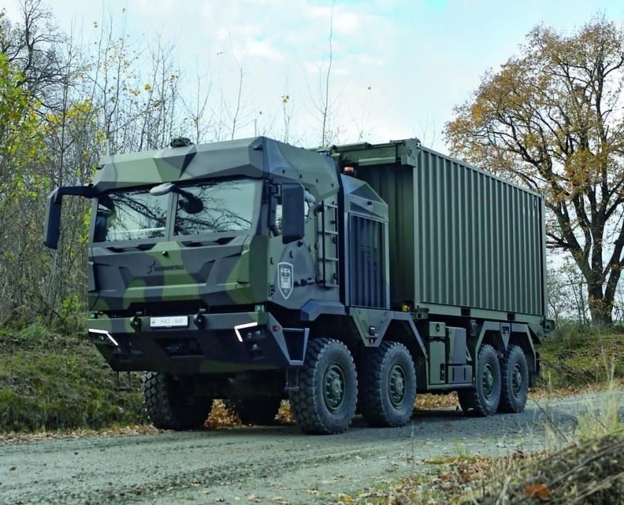 Вождение различных военных автомобилей, включая легкие грузовики, бронемашины и специализированные транспортные средства.